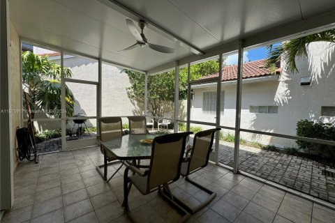 House in Hollywood, Florida 4 bedrooms, 235.69 sq.m. № 1132125 - photo 16