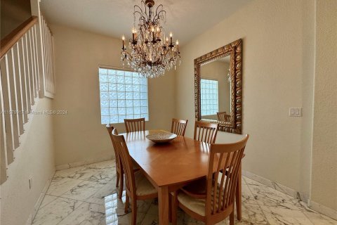 House in Hollywood, Florida 4 bedrooms, 235.69 sq.m. № 1132125 - photo 8