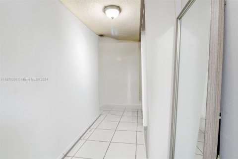 Condo in Miami, Florida, 2 bedrooms  № 1391967 - photo 13