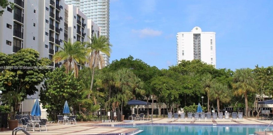 Condo in Sunny Isles Beach, Florida, 2 bedrooms  № 1333243