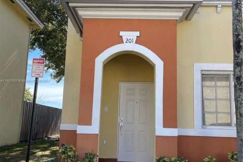 Touwnhouse à vendre à Hialeah, Floride: 3 chambres, 123.37 m2 № 1333643 - photo 1