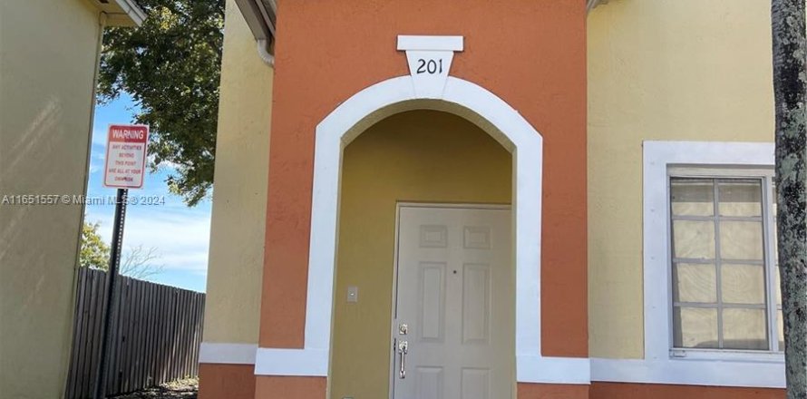 Townhouse in Hialeah, Florida 3 bedrooms, 123.37 sq.m. № 1333643