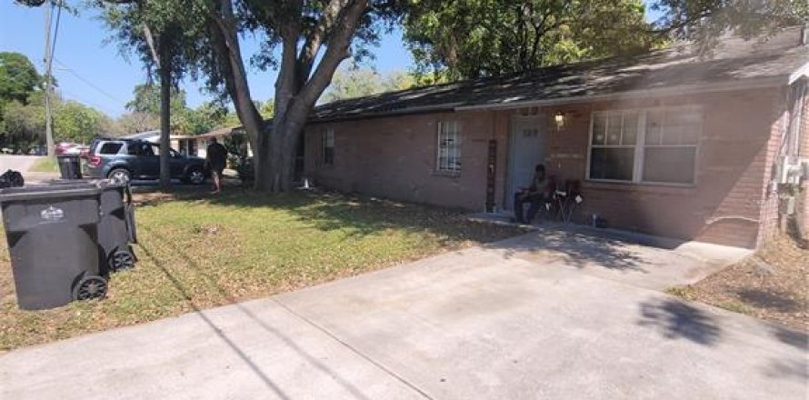 Commercial property in Seffner, Florida 4 bedrooms, 167.04 sq.m. № 1084023