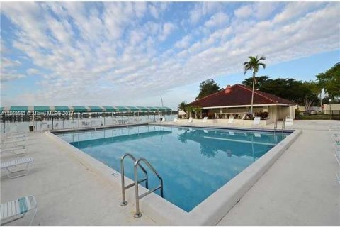 Condo in Oakland Park, Florida, 1 bedroom  № 1135549 - photo 17