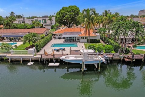 Villa ou maison à vendre à North Miami, Floride: 3 chambres, 219.25 m2 № 660328 - photo 1