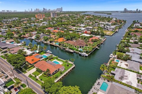 Villa ou maison à vendre à North Miami, Floride: 3 chambres, 219.25 m2 № 660328 - photo 2