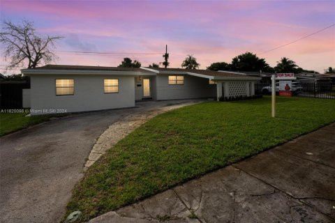 House in Miami Gardens, Florida 3 bedrooms, 174.66 sq.m. № 1270409 - photo 1