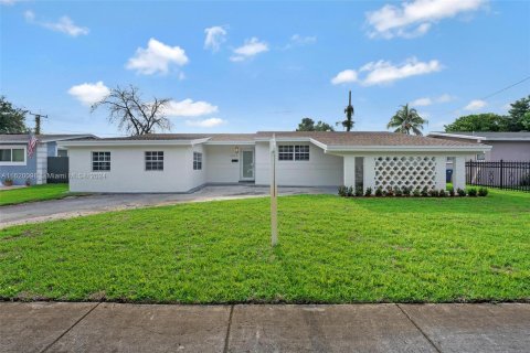 Villa ou maison à vendre à Miami Gardens, Floride: 3 chambres, 174.66 m2 № 1270409 - photo 2