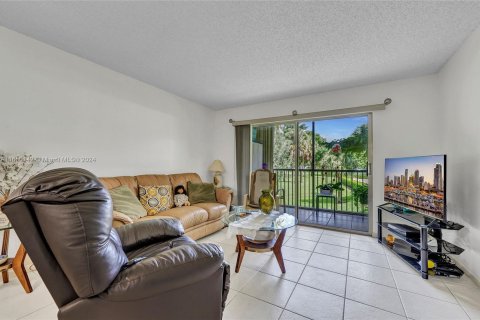 Condo in Pembroke Pines, Florida, 2 bedrooms  № 1332670 - photo 10