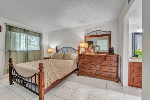 Condo in Pembroke Pines, Florida, 2 bedrooms  № 1332670 - photo 13