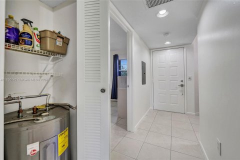 Condo in Pembroke Pines, Florida, 2 bedrooms  № 1332670 - photo 20