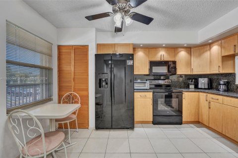 Condo in Pembroke Pines, Florida, 2 bedrooms  № 1332670 - photo 2