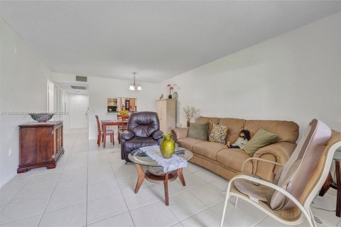 Condo in Pembroke Pines, Florida, 2 bedrooms  № 1332670 - photo 11