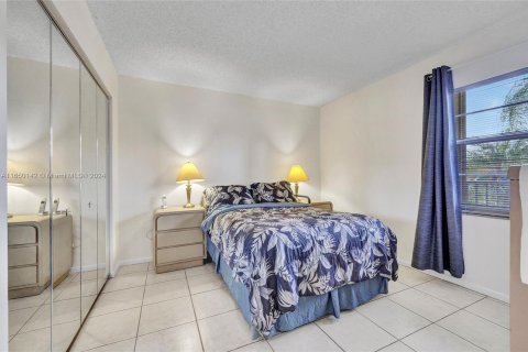 Condo in Pembroke Pines, Florida, 2 bedrooms  № 1332670 - photo 18