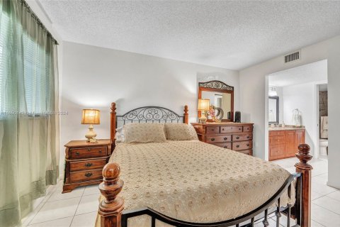 Condo in Pembroke Pines, Florida, 2 bedrooms  № 1332670 - photo 14