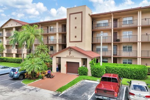 Condo in Pembroke Pines, Florida, 2 bedrooms  № 1332670 - photo 1