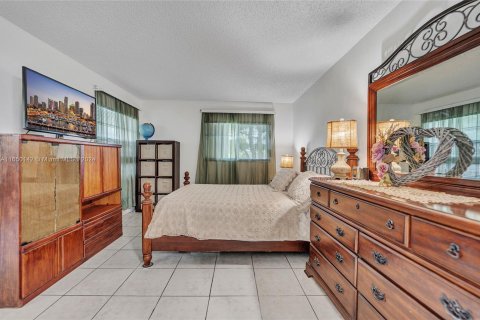 Condo in Pembroke Pines, Florida, 2 bedrooms  № 1332670 - photo 12