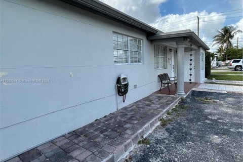 Купить виллу или дом в Майами, Флорида 3 спальни, 123.19м2, № 1080000 - фото 8