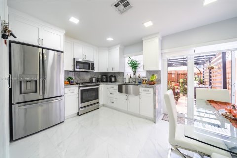 Adosado en venta en Miami, Florida, 2 dormitorios, 102.19 m2 № 1427434 - foto 13