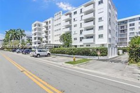 Condo in Bay Harbor Islands, Florida, 1 bedroom  № 1360516 - photo 1