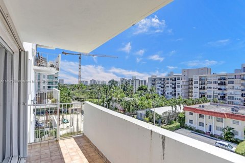 Condo in Bay Harbor Islands, Florida, 1 bedroom  № 1360516 - photo 26