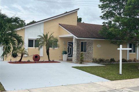 Villa ou maison à vendre à Miami, Floride: 3 chambres, 114.36 m2 № 1378978 - photo 2