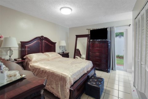 House in Miami, Florida 3 bedrooms, 114.36 sq.m. № 1378978 - photo 8