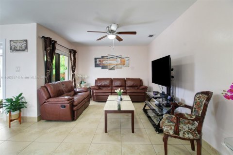 House in Miami, Florida 3 bedrooms, 114.36 sq.m. № 1378978 - photo 12