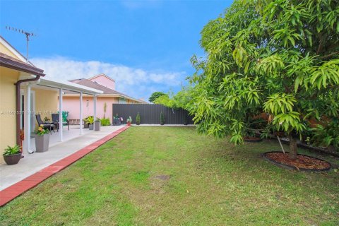 House in Miami, Florida 3 bedrooms, 114.36 sq.m. № 1378978 - photo 16