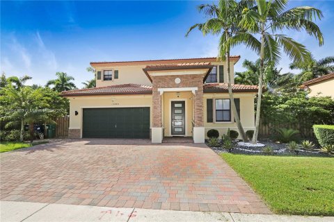 House in Miami, Florida 5 bedrooms, 238.29 sq.m. № 1378979 - photo 1