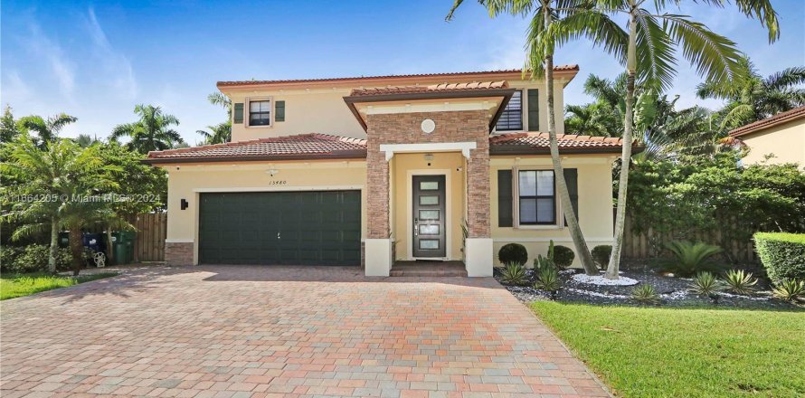 House in Miami, Florida 5 bedrooms, 238.29 sq.m. № 1378979