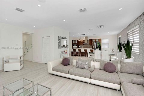 Casa en venta en Miami, Florida, 5 dormitorios, 238.29 m2 № 1378979 - foto 14