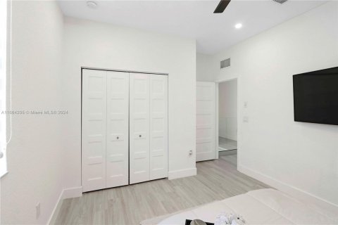 Casa en venta en Miami, Florida, 5 dormitorios, 238.29 m2 № 1378979 - foto 21