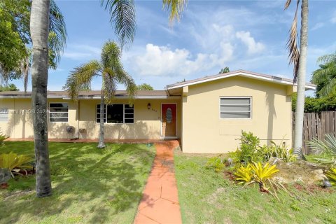 House in Miami, Florida 4 bedrooms, 234.95 sq.m. № 1400117 - photo 1