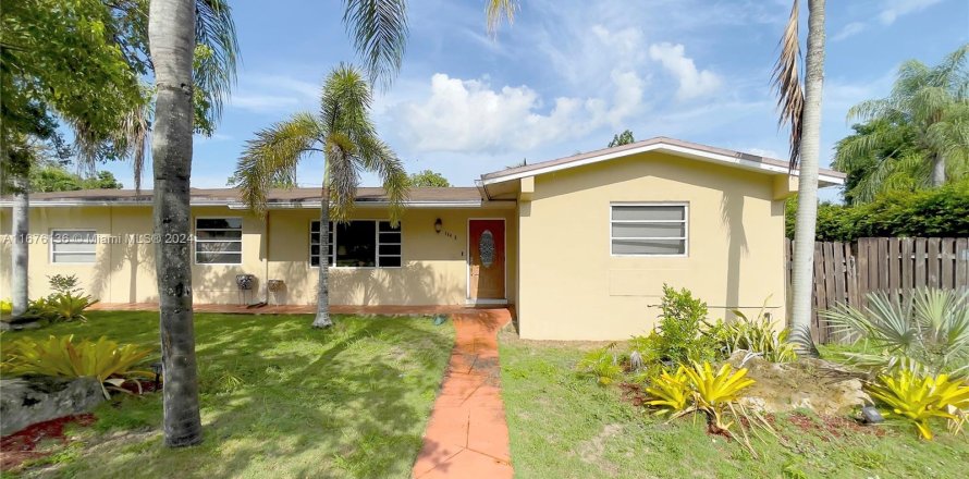 House in Miami, Florida 4 bedrooms, 234.95 sq.m. № 1400117