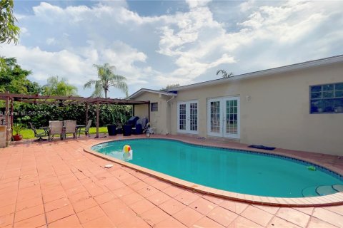 House in Miami, Florida 4 bedrooms, 234.95 sq.m. № 1400117 - photo 2