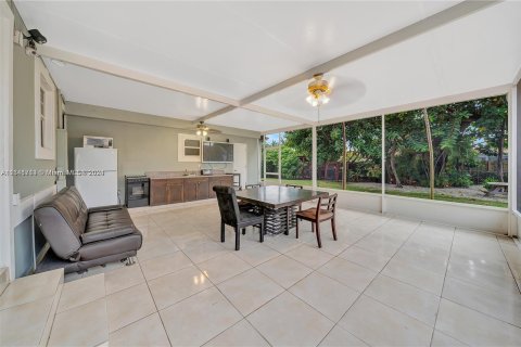 House in Miami, Florida 5 bedrooms, 142.05 sq.m. № 1115918 - photo 6