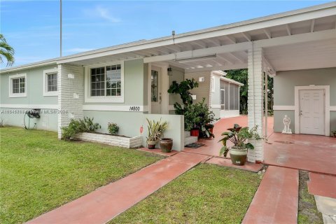 House in Miami, Florida 5 bedrooms, 142.05 sq.m. № 1115918 - photo 2