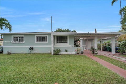 House in Miami, Florida 5 bedrooms, 142.05 sq.m. № 1115918 - photo 16