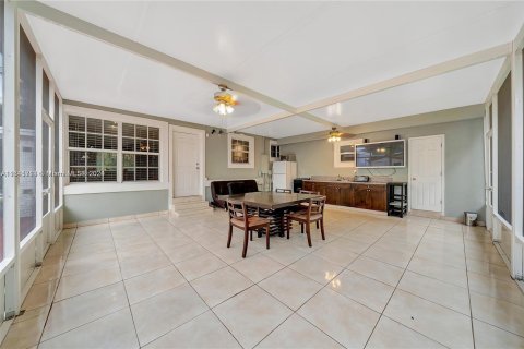 House in Miami, Florida 5 bedrooms, 142.05 sq.m. № 1115918 - photo 14