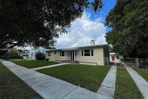 House in Miami, Florida 3 bedrooms, 174.19 sq.m. № 1378753 - photo 2