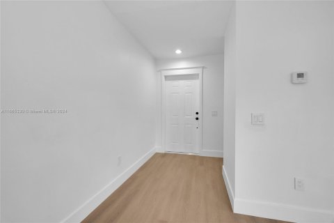 Condo in Miami, Florida, 1 bedroom  № 1378800 - photo 3