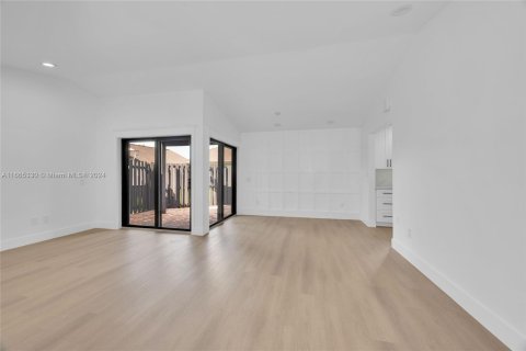 Condo in Miami, Florida, 1 bedroom  № 1378800 - photo 6