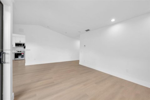 Condo in Miami, Florida, 1 bedroom  № 1378800 - photo 10