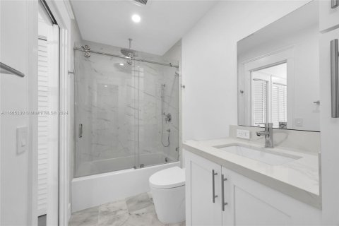 Condo in Miami, Florida, 1 bedroom  № 1378800 - photo 16