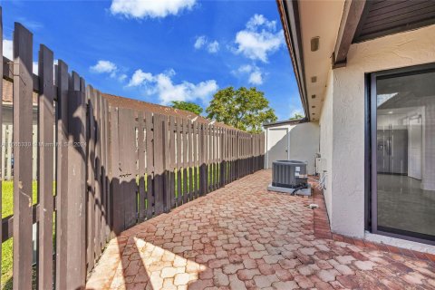 Condo in Miami, Florida, 1 bedroom  № 1378800 - photo 17