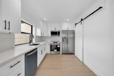 Condo in Miami, Florida, 1 bedroom  № 1378800 - photo 11