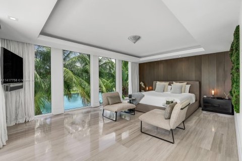 House in Miami Beach, Florida 5 bedrooms, 486.71 sq.m. № 612995 - photo 20