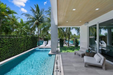 Villa ou maison à vendre à Miami Beach, Floride: 5 chambres, 486.71 m2 № 612995 - photo 2
