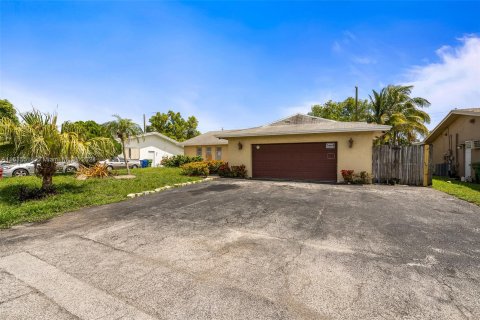 House in Fort Lauderdale, Florida 3 bedrooms, 152.36 sq.m. № 1305729 - photo 1